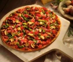 Pizza de vegetales y queso mozzarella